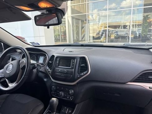 Used 2015 Jeep Cherokee Latitude FWD image 12