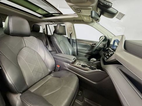 Certified 2022 Toyota Highlander Platinum image 30