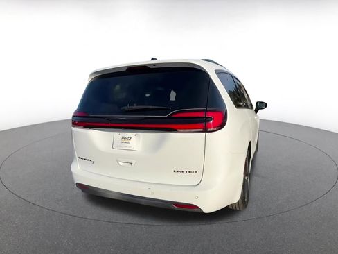 Used 2025 Chrysler Pacifica Limited image 14