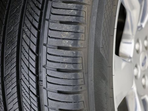 Used 2020 Ford Explorer Platinum w/ Premium Technology Package image 16