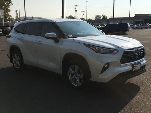 Used 2020 Toyota Highlander LE AWD/4WD image 9