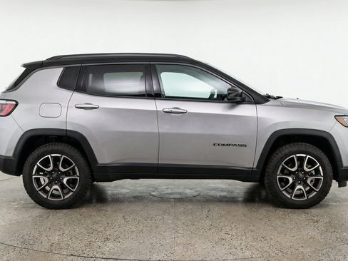 Used 2025 Jeep Compass Trailhawk AWD/4WD image 11