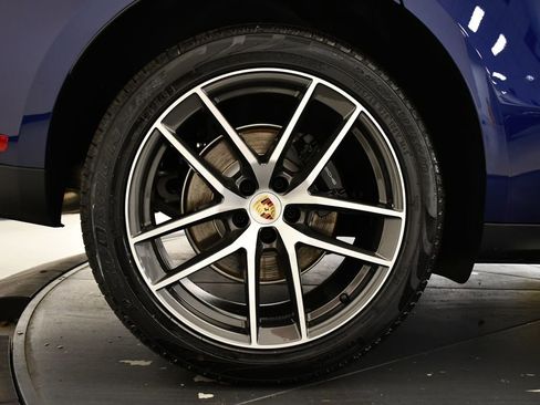 Certified 2025 Porsche Macan image 17