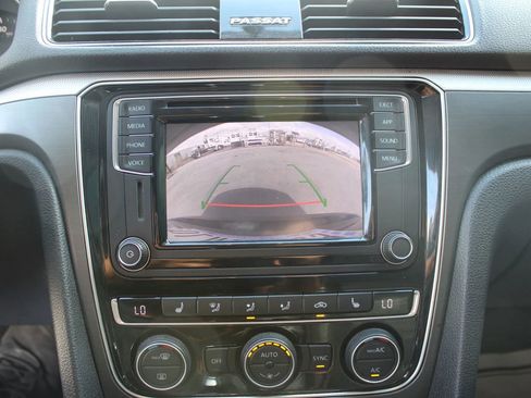 Used 2018 Volkswagen Passat 2.0T R-Line image 11