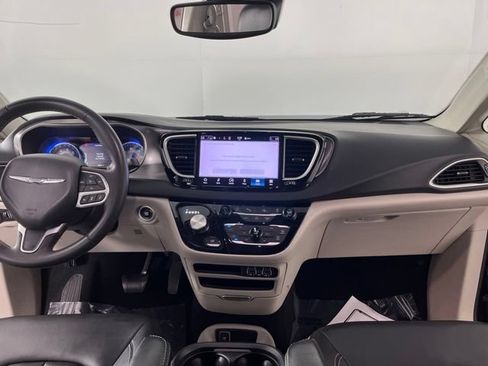 Used 2023 Chrysler Pacifica Touring-L FWD image 41
