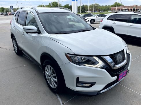 Used 2017 Nissan Rogue SV w/ SV Premium Package AWD/4WD image 4