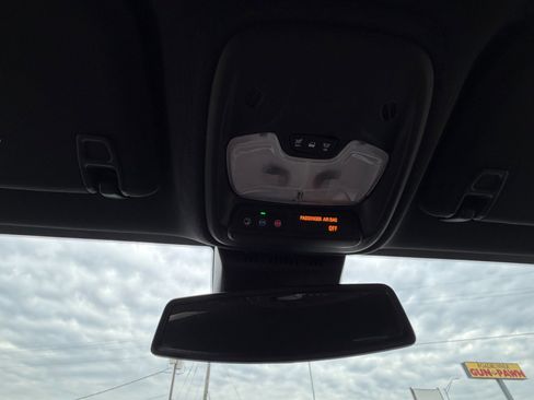 Used 2023 Chevrolet Colorado Z71 w/ Z71 Convenience Package 2 image 18