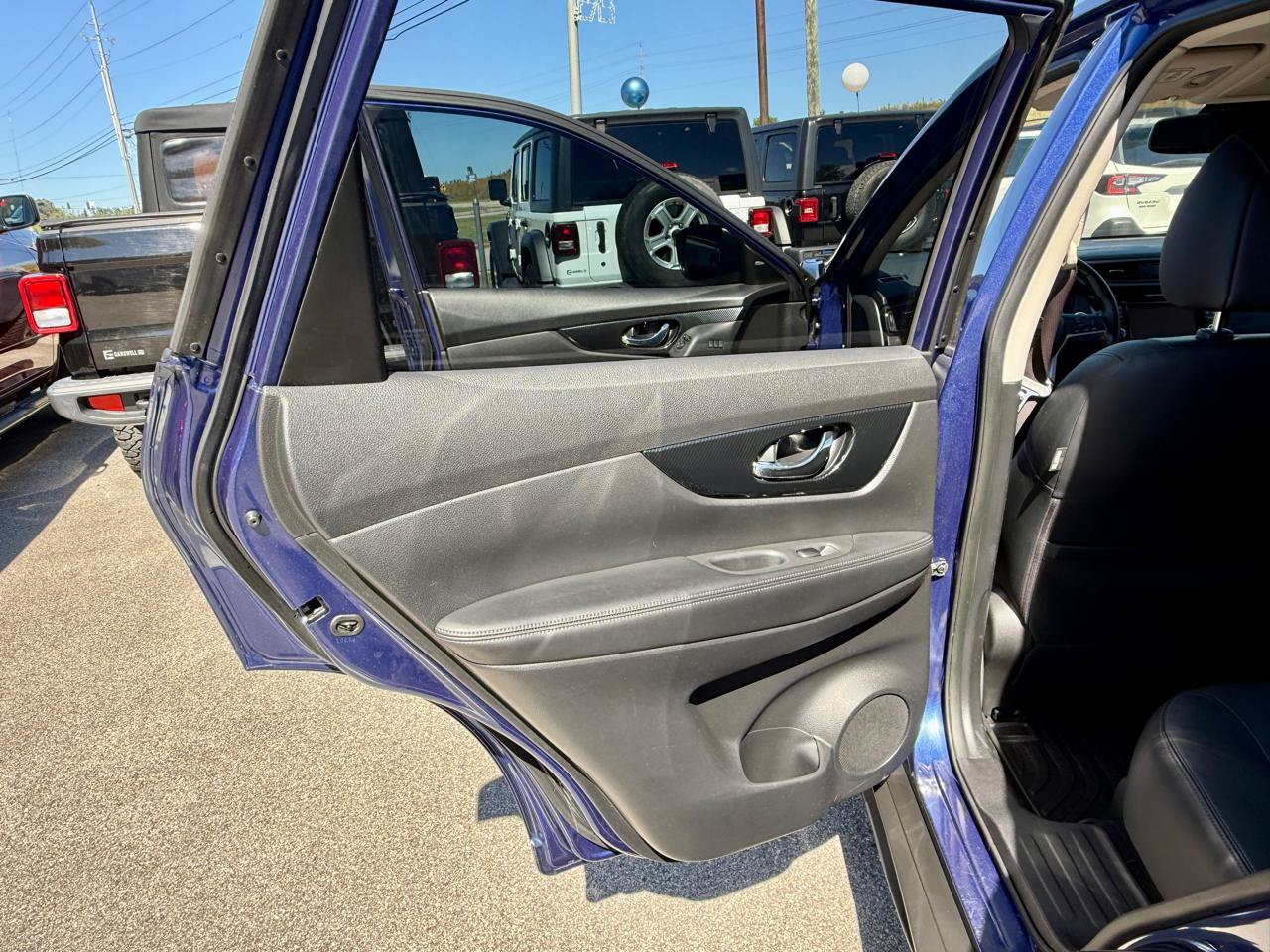 Used 2017 Nissan Rogue SL AWD/4WD image 28