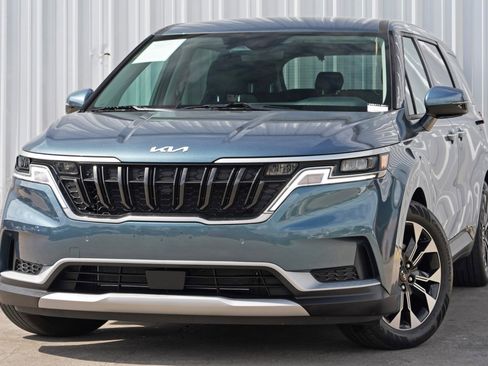 Used 2024 Kia Carnival EX image 3