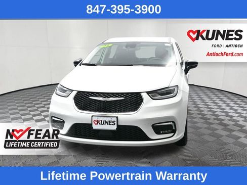 Used 2024 Chrysler Pacifica Touring-L FWD image 4