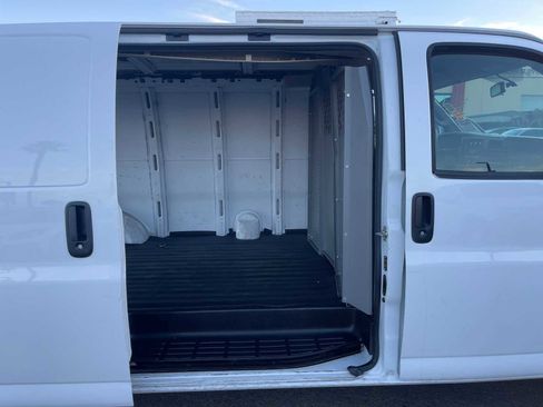 Used 2022 Chevrolet Express 3500 w/ Driver Convenience Package image 10