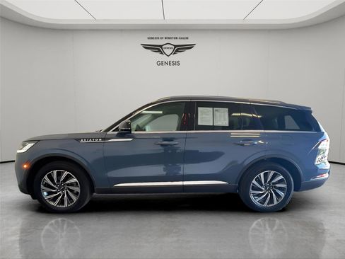 Used 2025 Lincoln Aviator AWD image 2