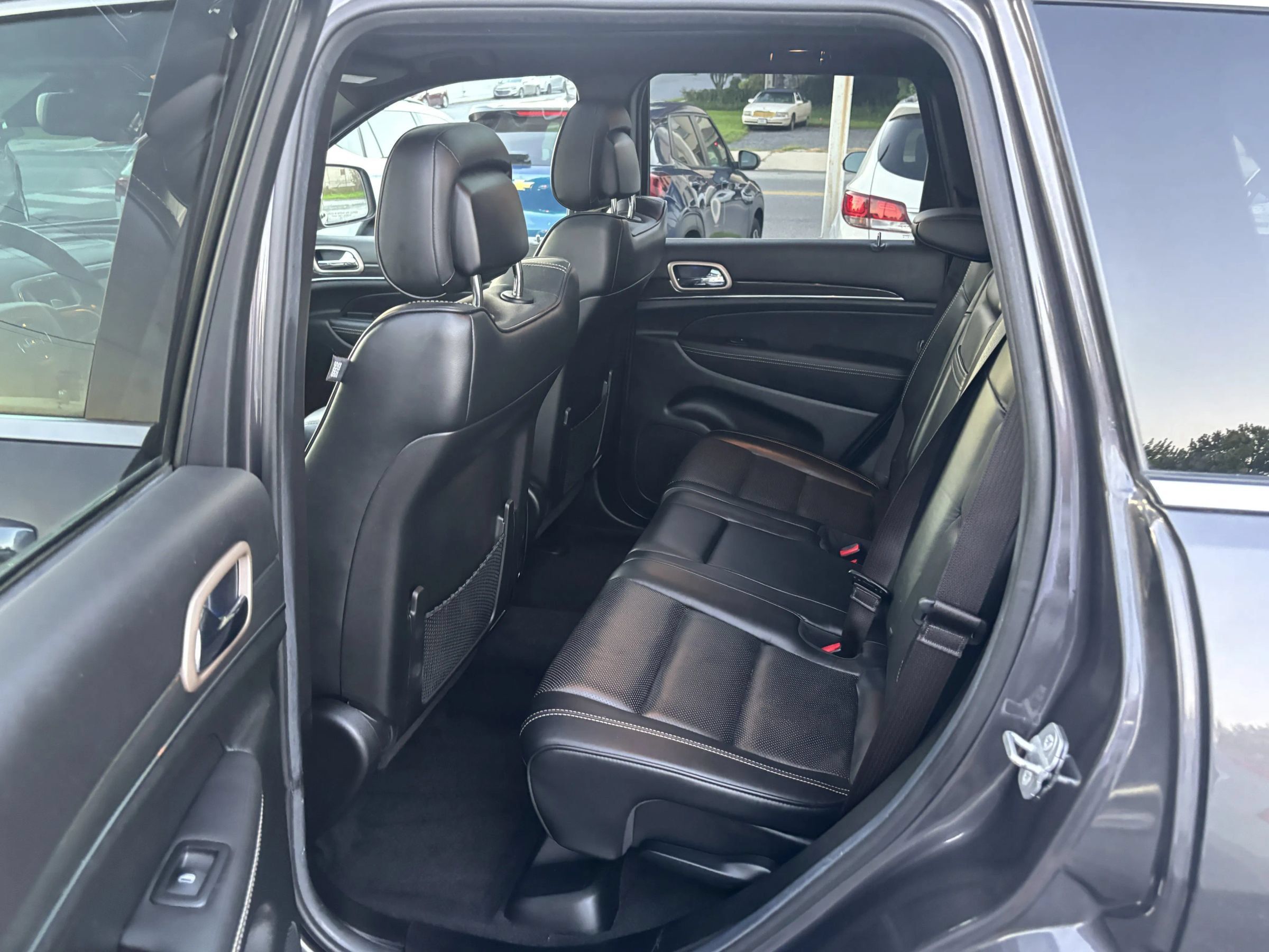 Used 2014 Jeep Grand Cherokee Overland AWD/4WD image 9