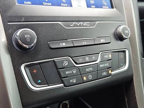 Used 2019 Ford Fusion SE FWD image 13