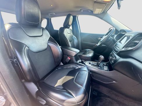 Used 2019 Jeep Cherokee Latitude Plus AWD/4WD image 25