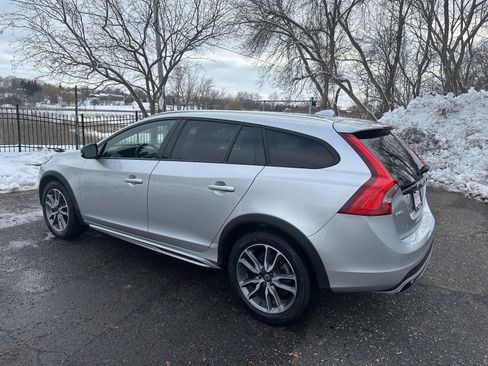Used 2017 Volvo V60 T5 Cross Country w/ Convenience Package image 3