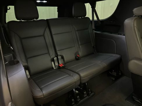 Used 2025 Chevrolet Suburban High Country AWD/4WD image 23
