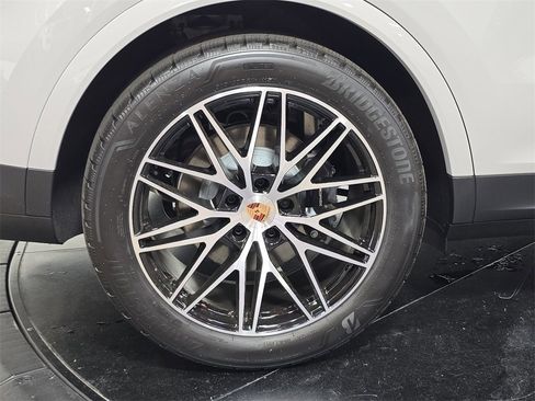 Certified 2025 Porsche Cayenne image 28