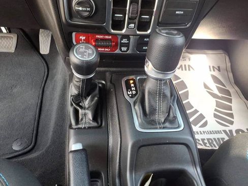 Used 2025 Jeep Wrangler Unlimited Rubicon 4xe w/ Convenience Group AWD/4WD image 12