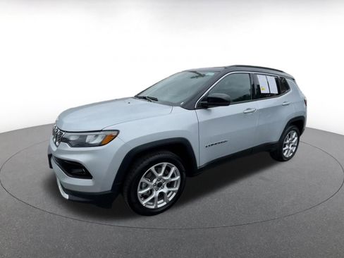 Used 2025 Jeep Compass Limited image 8