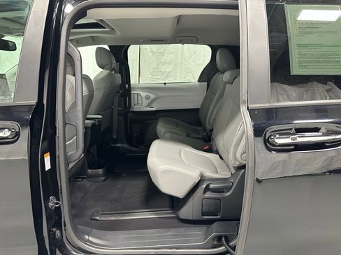 Used 2025 Toyota Sienna XLE image 44