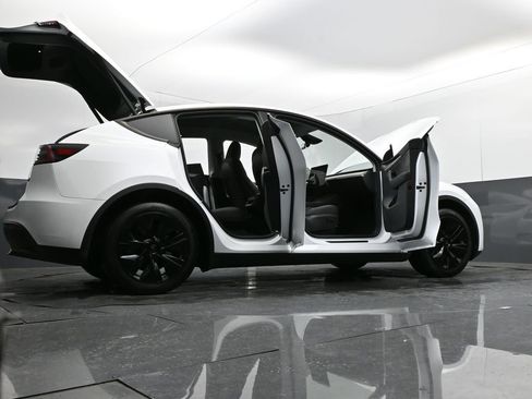 Used 2024 Tesla Model Y Long Range image 36