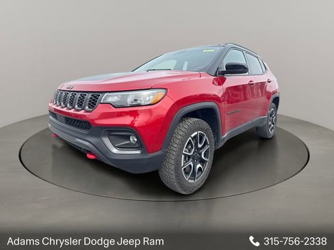 Used 2025 Jeep Compass Trailhawk AWD/4WD image 3