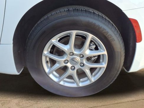 Used 2024 Chrysler Pacifica Touring-L FWD image 23