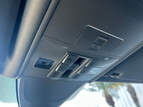 Used 2022 Volkswagen Tiguan SE image 53