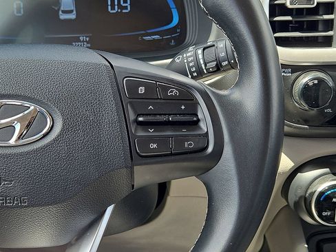 Used 2025 Hyundai Venue SEL FWD image 18