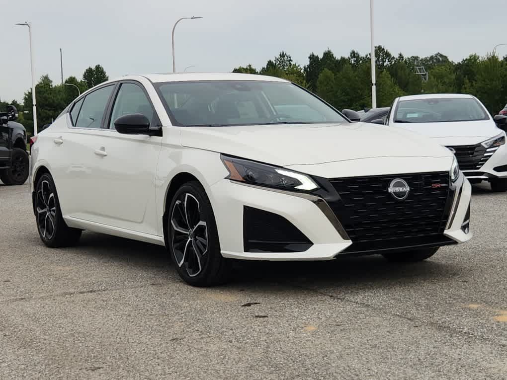 Used 2025 Nissan Altima 2.5 SR w/ SR Premium Package FWD image 2