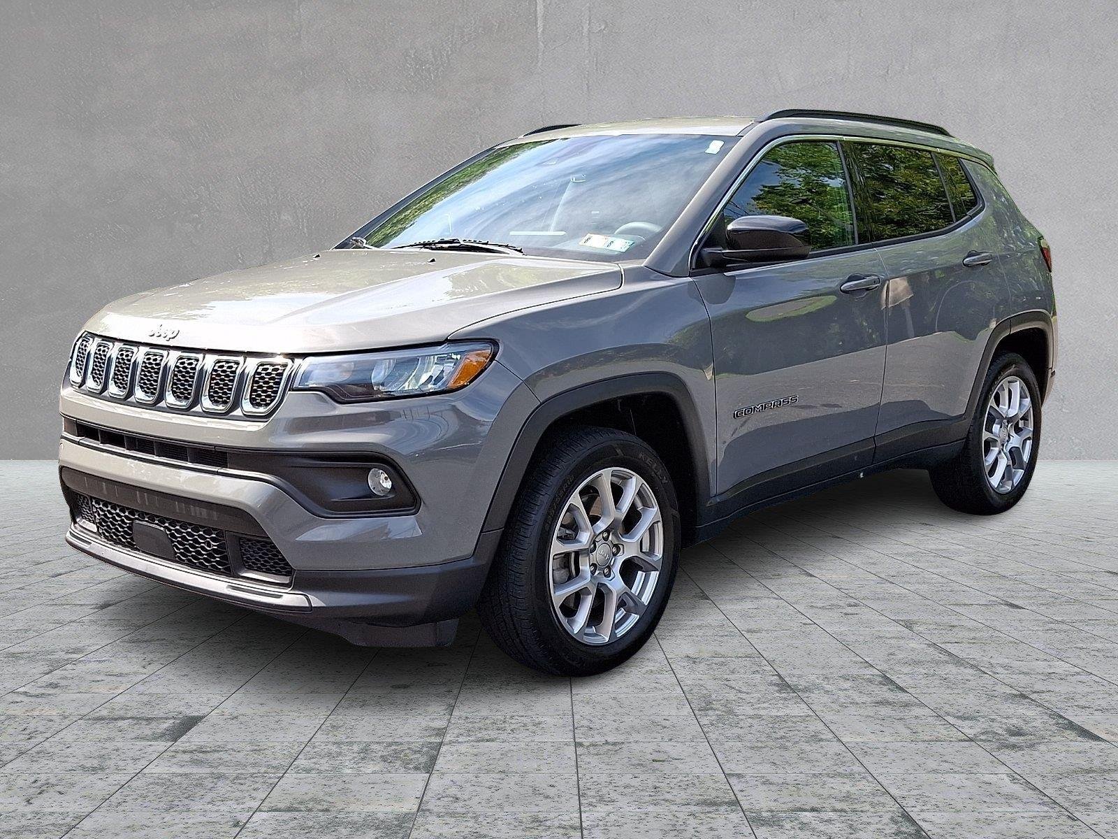 Used 2024 Jeep Compass Latitude AWD/4WD image 3