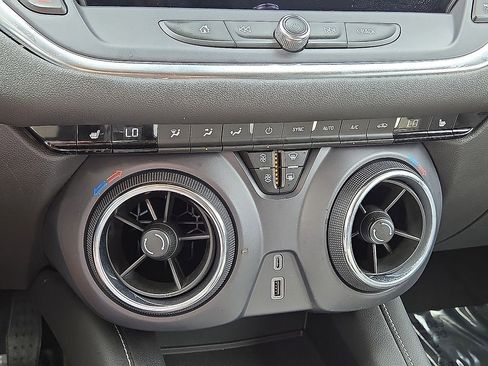 Used 2025 Chevrolet Blazer LT image 28