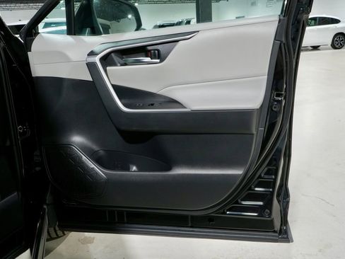 Used 2022 Toyota RAV4 XLE Premium image 27