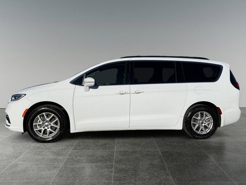 Used 2022 Chrysler Pacifica Touring-L image 2