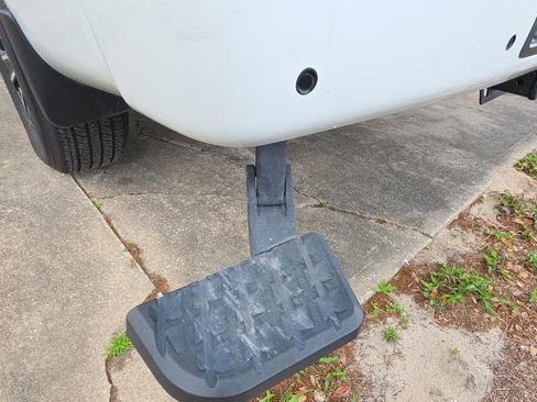 Used 2023 Nissan Titan SV w/ SV Convenience Package image 11