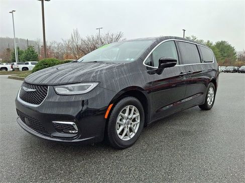 Used 2024 Chrysler Pacifica Touring-L image 3