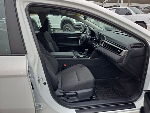 Used 2025 Toyota Camry LE image 28