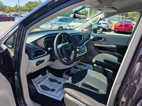 Used 2018 Chrysler Pacifica LX w/ Tire & Wheel Group image 5