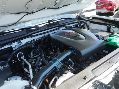 Used 2021 Toyota Tacoma SR5 w/ Technology Package AWD/4WD image 9