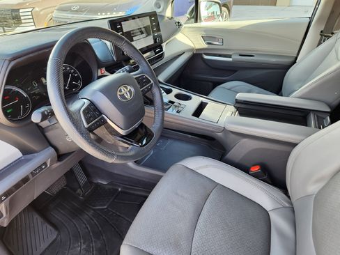 Used 2023 Toyota Sienna Limited image 8
