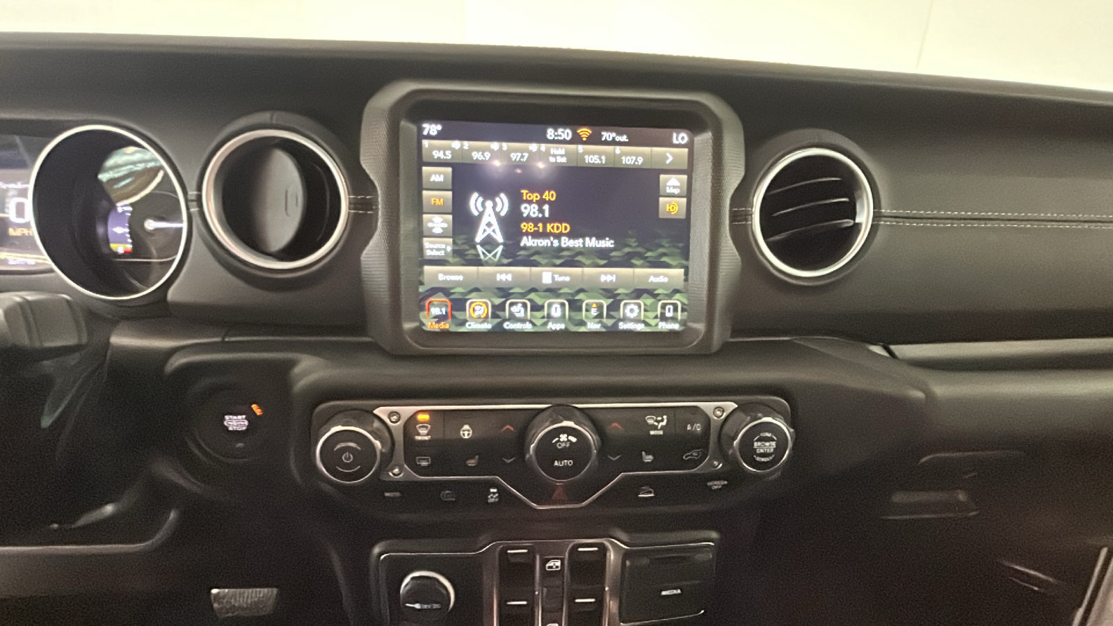 Used 2023 Jeep Wrangler Unlimited Sahara w/ Cold Weather Group AWD/4WD image 27