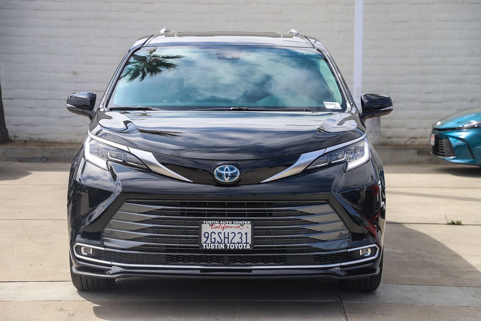 Certified 2023 Toyota Sienna Limited AWD/4WD image 2