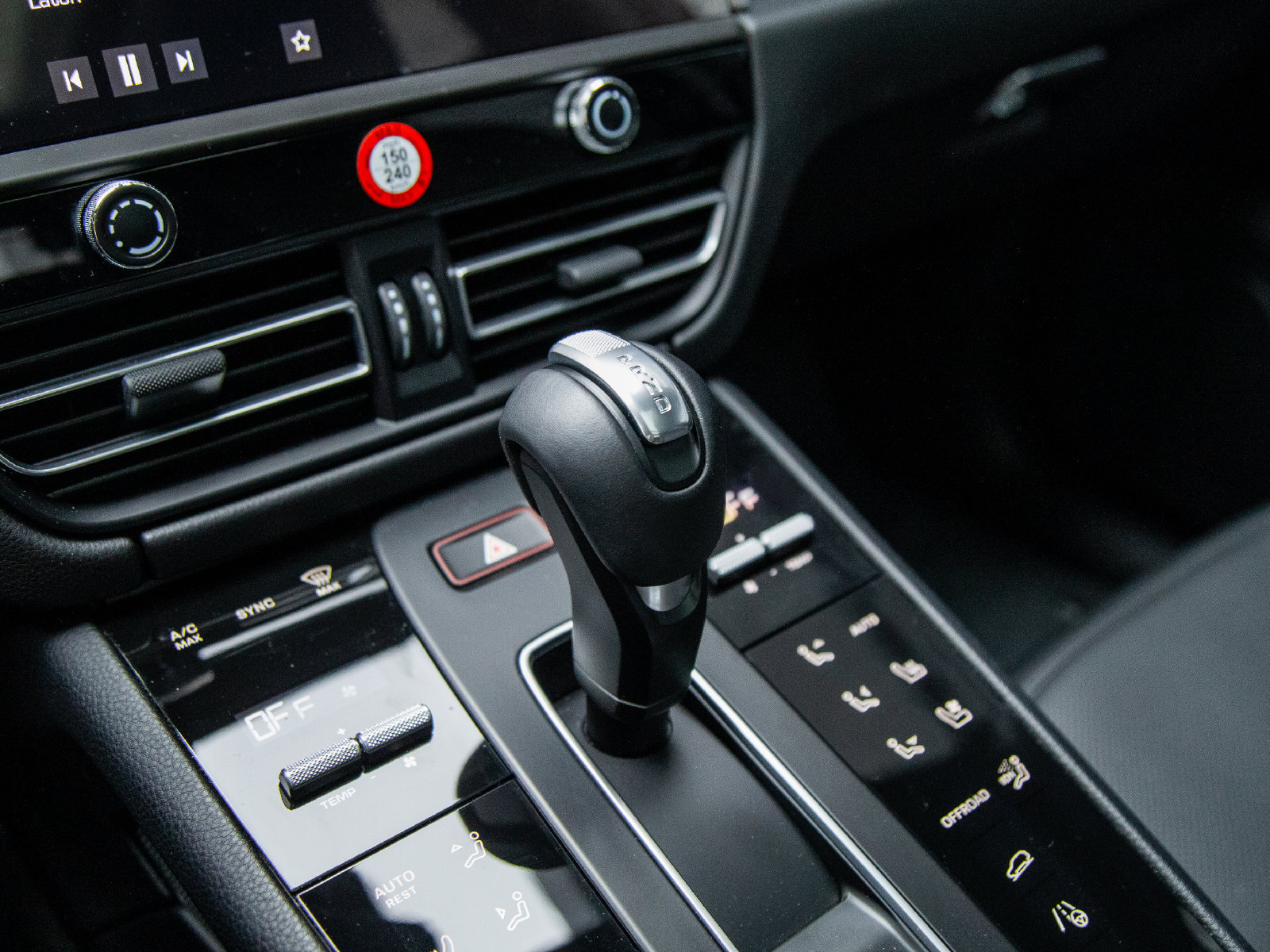 Certified 2024 Porsche Macan AWD/4WD image 22
