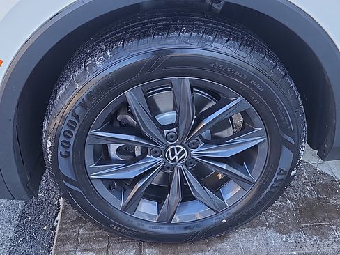 Certified 2022 Volkswagen Tiguan SE w/ Panoramic Sunroof Package image 5
