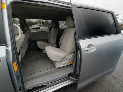 Used 2014 Toyota Sienna LE FWD image 19