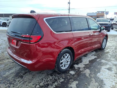 Used 2025 Chrysler Pacifica Select image 4