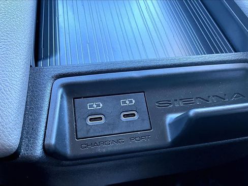 Certified 2025 Toyota Sienna LE FWD image 35