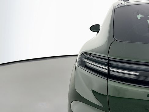 Certified 2025 Porsche Macan Electric image 16