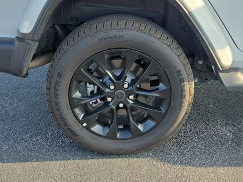 Used 2025 Jeep Wrangler Unlimited Sahara AWD/4WD image 5